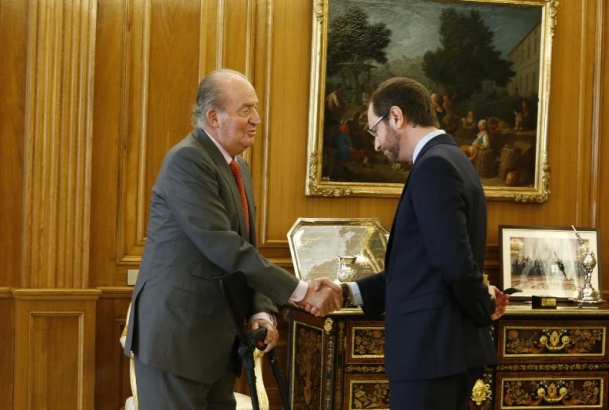 Su Majestad el Rey recibe el saludo del Alcalde de Vitoria-Gasteiz, Javier Maroto Aranzábal